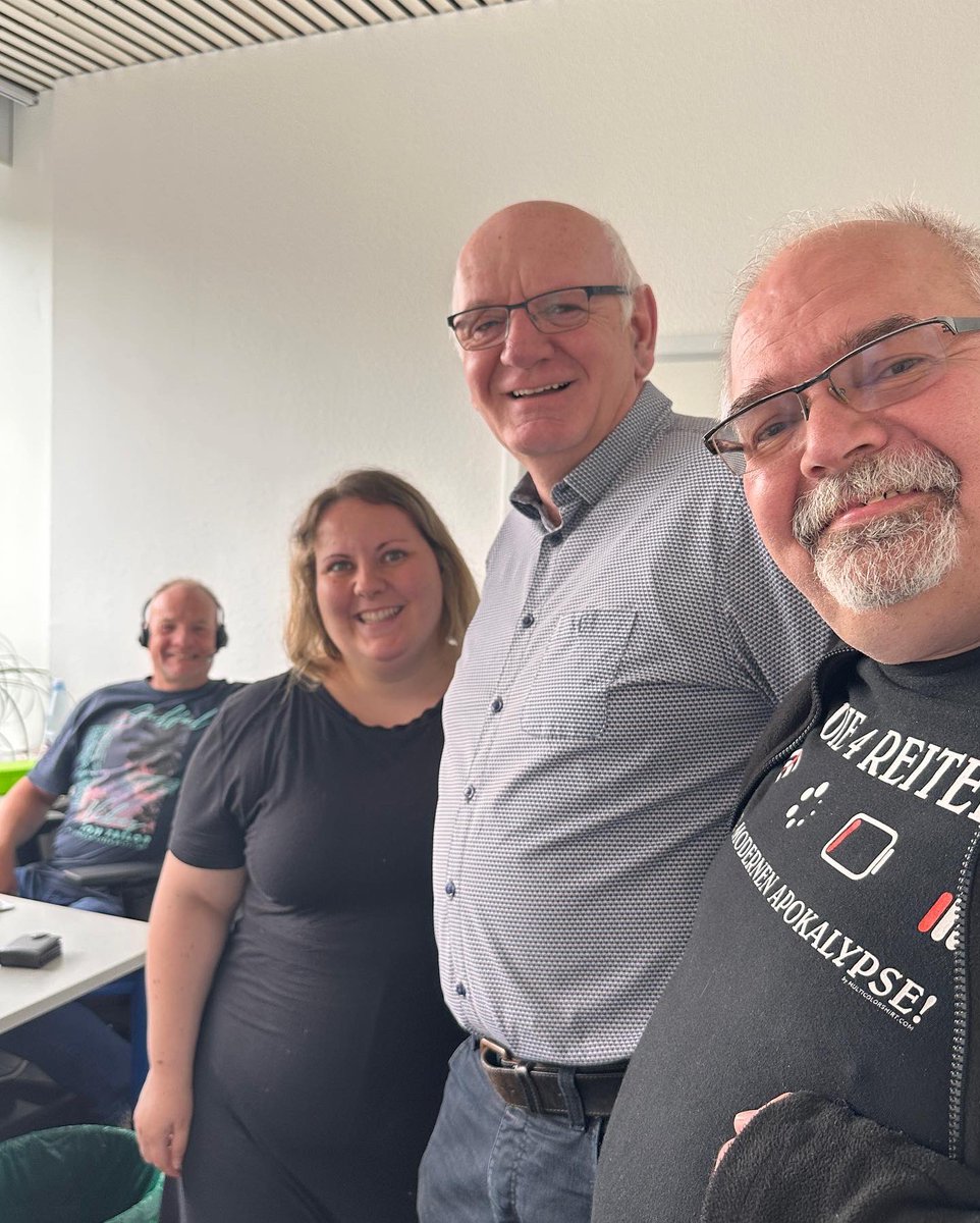 OneFrankenberg's tweet image. Antrittsbesuch bei unsern „alten“ neuen Kolleginnen und Kollegen in den neuen Büroräumen in Nordhorn. #onetelecomfrankenberg #mobilezonehandel #nordhorn #magenta #telekompartner