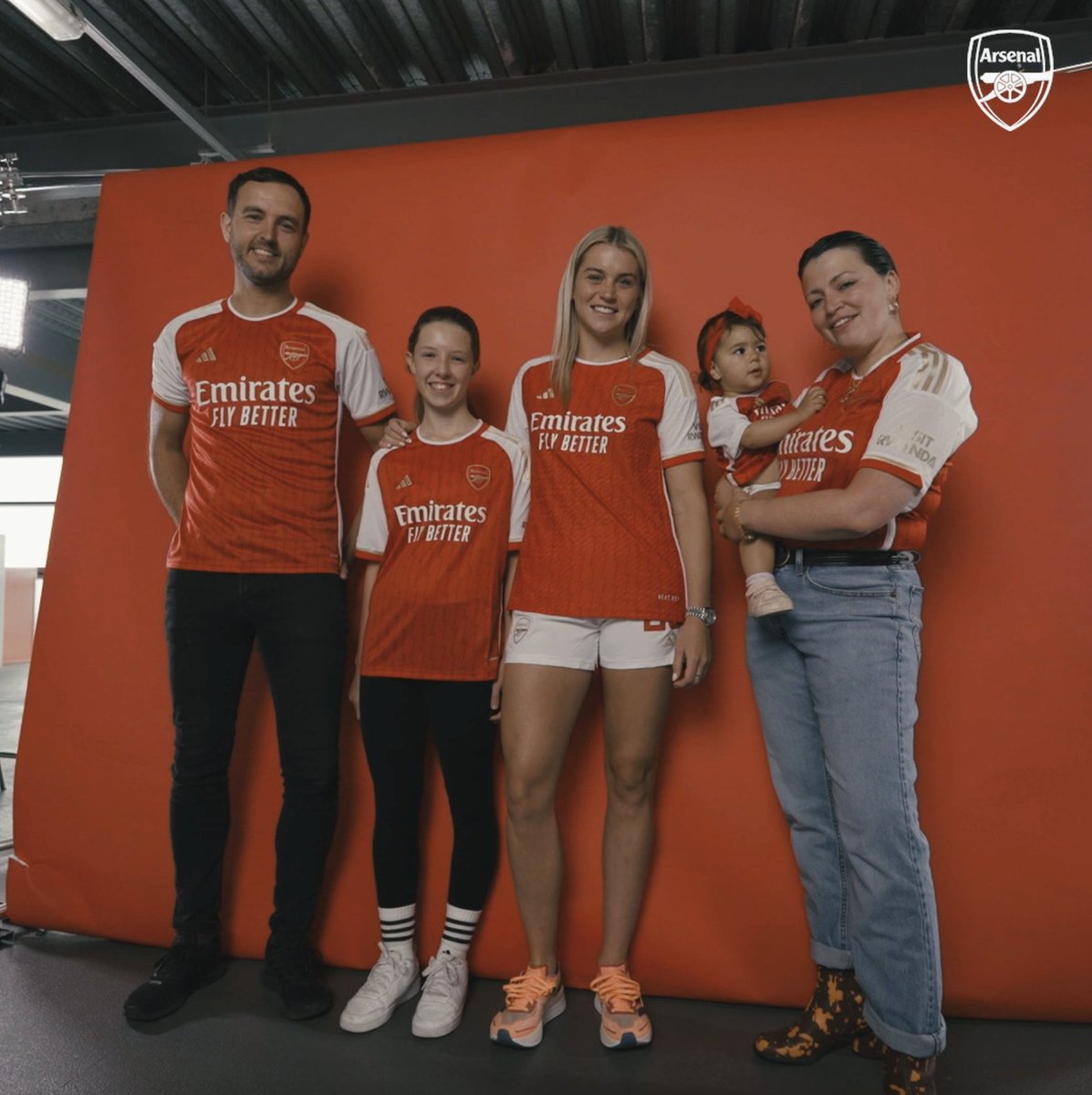 ArsenalWFC's tweet photo. Featured in this video... some members of the Arsenal family! ❤️

Joe Monte - Supporters Club member, home and away
Sophie Wilson - Midfielder in our U-13s Academy
Baby Eva - Young Gooner aged 16 months
Lauren Corelli - Lifelong Gooner https://t.co/kuY2pBB0in
