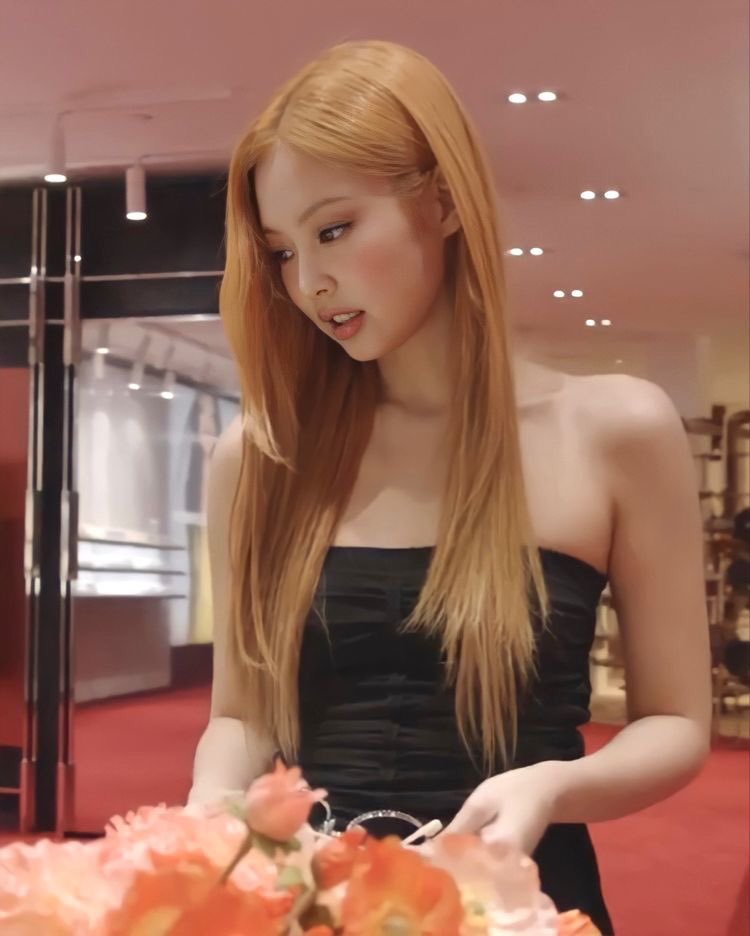 tualyp's tweet photo. C’est top3 des meilleurs hairstyle de Jennie depuis ses débuts https://t.co/gSGj46BUbs