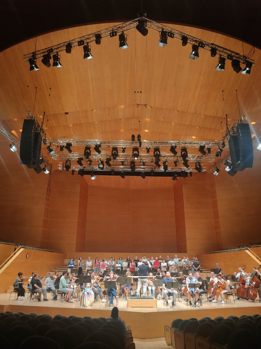 Després d'uns magnífics assajos amb Trevor Pinnock i l'@OrquestraOBC , demà fem el primer concert del Requiem de Mozart a l'@auditoribcn. Compartirem escenari amb Serena Sáenz, Jorge Navarro, Erik Rosenius i Avery Amereau.