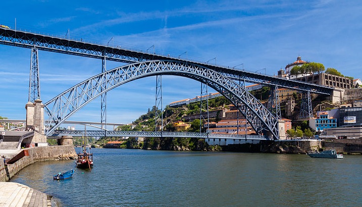 telemadrid's tweet photo. 🚅El alcalde de #Oporto ha presentado el proyecto para una conexión ferroviaria con Madrid a través de Zamora 

⏰🌉Conectaría Madrid con la ciudad portuguesa en 2 horas y media

Más info👉https://t.co/LANBrJD5hi https://t.co/xPZhlO1QQl