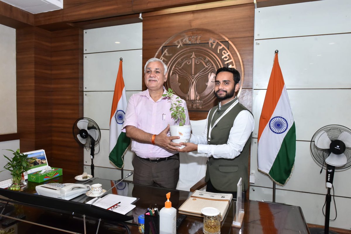 आज मुझसे लोकभवन में भारतीय प्रशासनिक सेवा के उत्तर प्रदेश संवर्ग के 2022 बैच के अधिकारियों ने भेंट की। ये अधिकारी पिछले 6 हफ्तों से प्रदेश के विभिन्न जनपदों में प्रशिक्षण प्राप्त कर रहे हैं। फिलहाल वे राज्य प्रशासनिक अकादमी में प्रशिक्षण के लिए लखनऊ आये हुए हैं। मैंने इन्हें उनकी