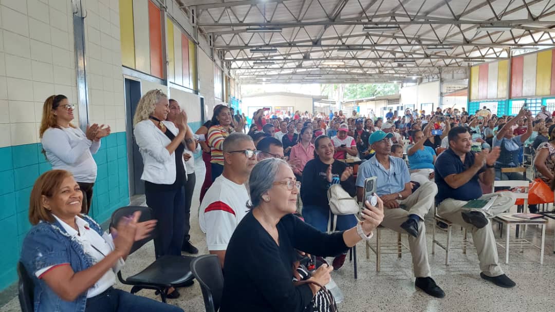 Cierre del Congreso pedagógico Estadal. CDPCE Parroquia Altagracia.
#ConMaduroPalante
#AmaresPoesia
#SucreesCalidadEducativa

@NicolasMaduro
@MPPE
@_laavanzadora
@KarenlyPSUV