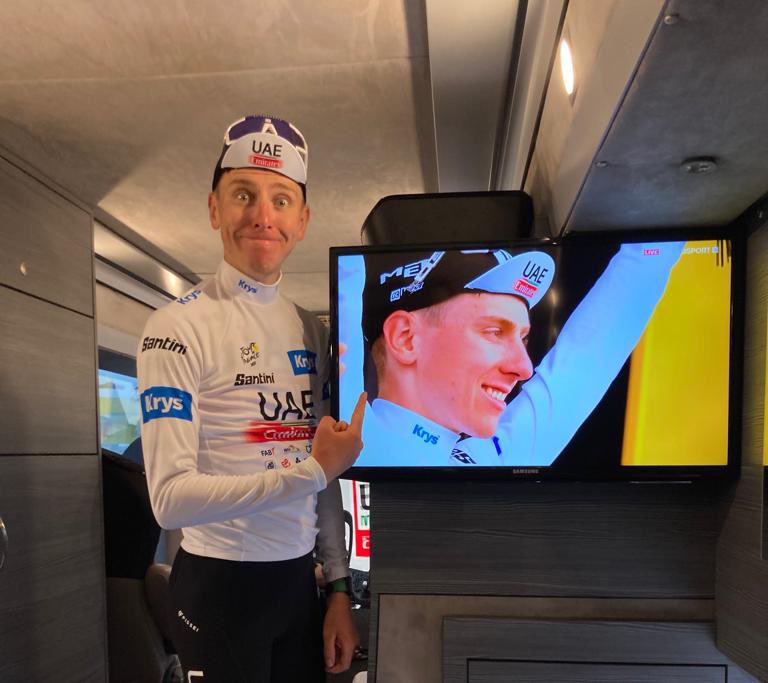 Cycling out of context tweet media