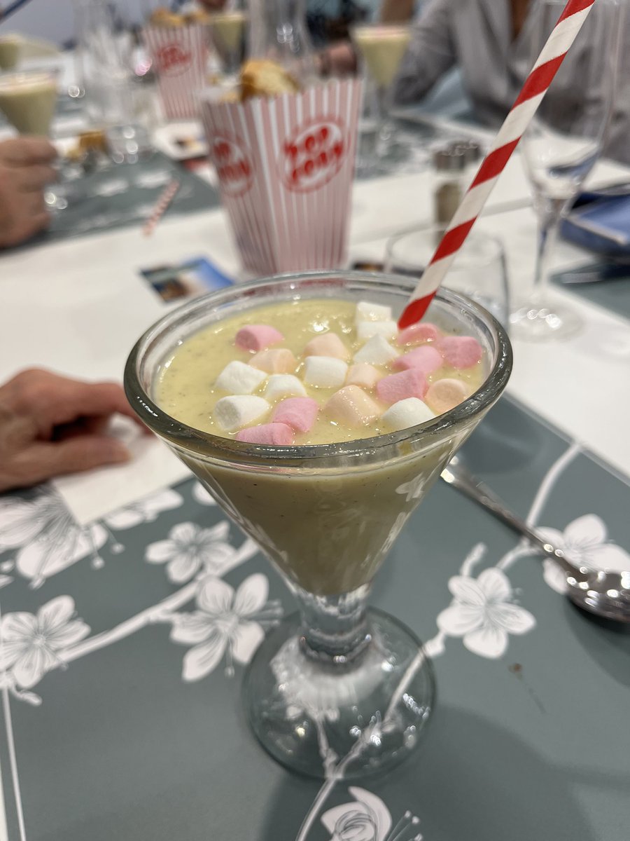 SenAngers's tweet photo. Indépendance Day à la résidence @SenAngers 🇺🇸
Spécialités culinaires américaines pour nos résidents 🇺🇸🍟🌭🥛 https://t.co/AqcUmmoVrM