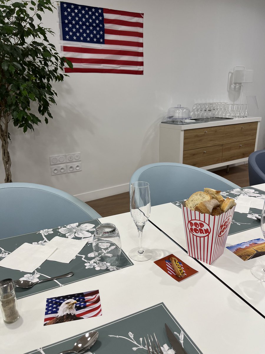SenAngers's tweet photo. Indépendance Day à la résidence @SenAngers 🇺🇸
Spécialités culinaires américaines pour nos résidents 🇺🇸🍟🌭🥛 https://t.co/AqcUmmoVrM
