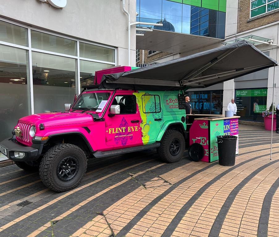 ButtercupBus's tweet photo. All set up in Wimbledon with the Premium Beer Jeep for our pals at greenekingbrewery / greeneking_official
.
#beeroclock #promovehicles #popupbar https://t.co/TTjHglBrJm