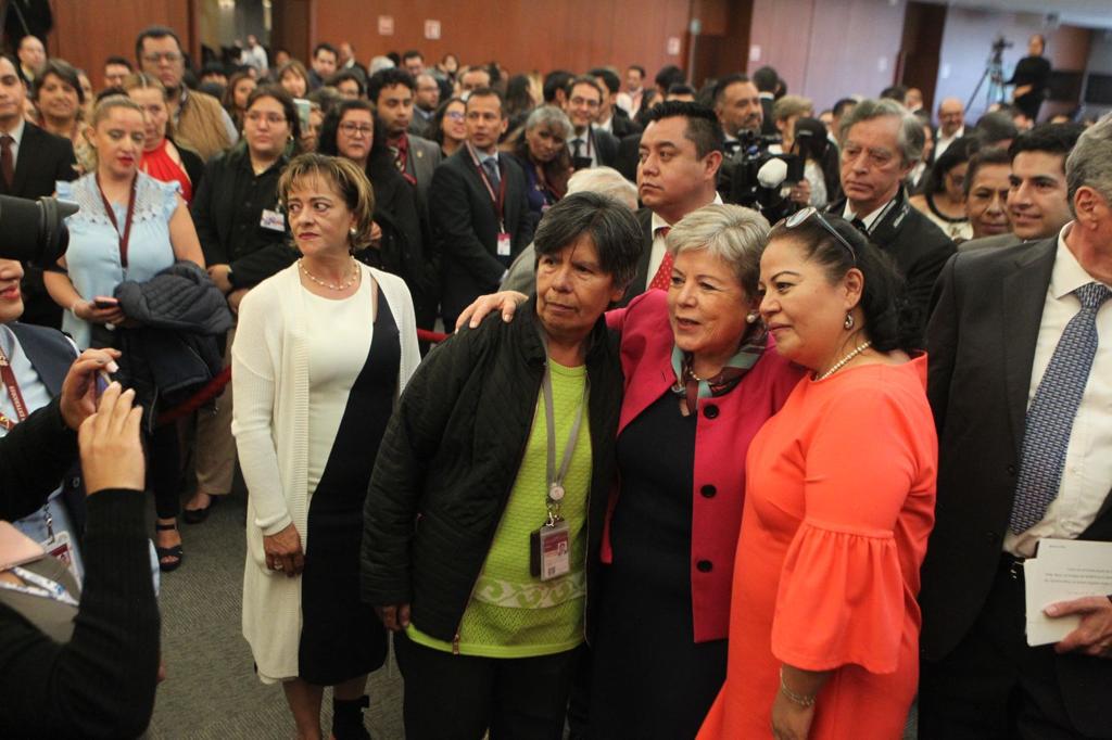 SRE_mx's tweet photo. 📸 Hoy, la canciller @aliciabarcena saludó y convocó al personal de la @SRE_mx para reforzar la noble tarea de representar y seguir poniendo en alto el nombre de 🇲🇽 en el 🌏:

«Para alguien que ha vivido fuera muchos años, volver a México es una gran emoción [...] Honor con el que me ha distinguido el presidente López Obrador y atenta a la ratificación del Senado [...] Estoy convencida de que la única forma de ejercer dirección y liderazgo es con cercanía, empatía y conversación con quienes cada día sostienen sobre sus hombros el quehacer institucional».

Asimismo, delimitó seis áreas prioritarias para la #DiplomaciaEfectiva de nuestro país:

🧵
