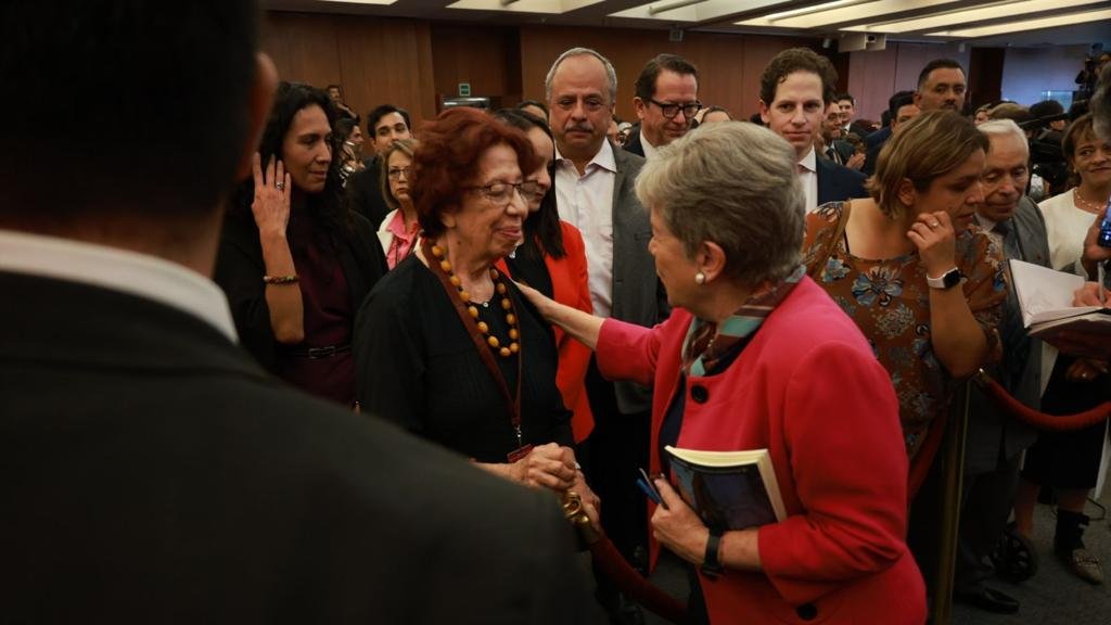 SRE_mx's tweet photo. 📸 Hoy, la canciller @aliciabarcena saludó y convocó al personal de la @SRE_mx para reforzar la noble tarea de representar y seguir poniendo en alto el nombre de 🇲🇽 en el 🌏:

«Para alguien que ha vivido fuera muchos años, volver a México es una gran emoción [...] Honor con el que me ha distinguido el presidente López Obrador y atenta a la ratificación del Senado [...] Estoy convencida de que la única forma de ejercer dirección y liderazgo es con cercanía, empatía y conversación con quienes cada día sostienen sobre sus hombros el quehacer institucional».

Asimismo, delimitó seis áreas prioritarias para la #DiplomaciaEfectiva de nuestro país:

🧵