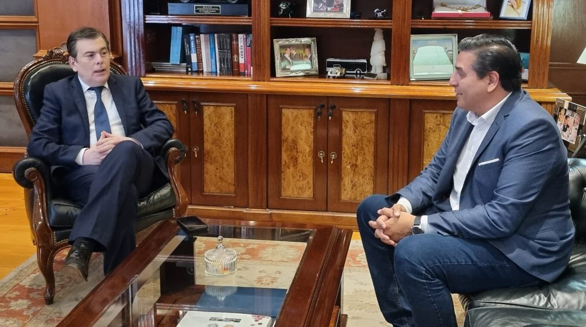 GobiernoSDE's tweet photo. Promoción turística de #SantiagoDelEstero en el exterior
El gobernador @GZamoraSDE se reunió en #CasaDeGobierno con el secretario ejecutivo del #Inprotur, @RikySosa, para analizar acciones de promoción turística de la provincia en el exterior para el segundo semestre de 2023🤝🏼 https://t.co/V6bNfGapDg