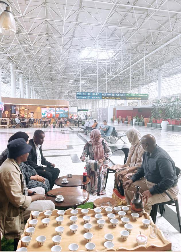 SpotonSomalia's tweet photo. 1.1
Markii aan ka soo laabtey Mogadishu Book Fair, waxaan transit ku ahaa Addis.
Maadaama ay dad badan oo carwada ka soo laabtey, ay wadanadoodii ku laabanayeen, waxaynu noqoney dad dhowr ah oo 8 saac Pole International Airport ku hakanayey. https://t.co/XTas61d9iU