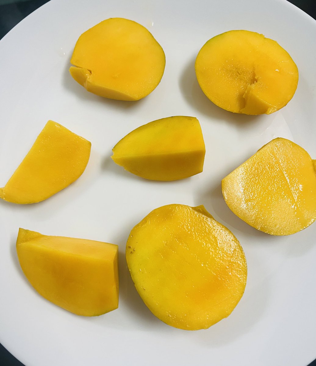 Manchi ga dinner thinna tarvatha fridge lo pettukunna mango cut chesukuni thinte swaragame 😋😋😋🥭🥭

#Food #RJY #EndOfTheSeason