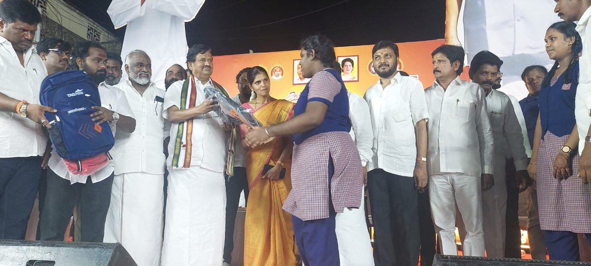 KS_Alagiri's tweet photo. தலைவர் ராகுல் காந்தி அவர்களின் பிறந்தநாளை முன்னிட்டு தமிழ்நாடு காங்கிரஸ் செயலாளர் திரு அயன்புரம் கே.சரவணன் அவர்கள் தலைமையில் ஜாயிண்ட் ஆபீஸ், அயனாவரத்தில் நடைபெற்ற நிகழ்ச்சியில் தமிழ்நாடு காங்கிரஸ் கமிட்டி தலைவர் திரு கே.எஸ்.அழகிரி அவர்கள் பங்கேற்று  நலத்திட்ட உதவிகள் வழங்கினார். 

இந்நிகழ்ச்சியில் மத்திய சென்னை மேற்கு மாவட்ட காங்கிரஸ் தலைவர் திரு எம்.பி.ரஞ்சன்குமார் (தலைவர், தமிழ்நாடு காங்கிரஸ் எஸ்.சி.துறை), முன்னணி காங்கிரஸ் தலைவர்கள், மாநில நிர்வாகிகள்,  மாவட்டத் தலைவர்கள், நிர்வாகிகள் பங்கேற்றனர்.

தொடர்ந்து இந்திய ஒற்றுமைப் பயண நினைவு கொடியேற்றம் மற்றும் கல்வெட்டு திறப்பு விழா நடைபெற்றது.