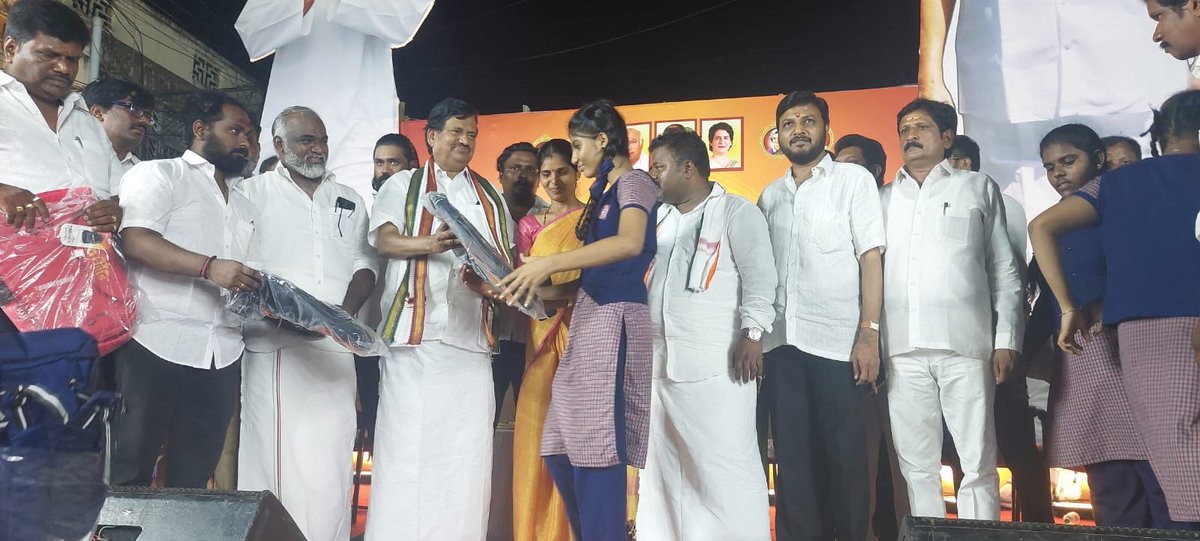 KS_Alagiri's tweet photo. தலைவர் ராகுல் காந்தி அவர்களின் பிறந்தநாளை முன்னிட்டு தமிழ்நாடு காங்கிரஸ் செயலாளர் திரு அயன்புரம் கே.சரவணன் அவர்கள் தலைமையில் ஜாயிண்ட் ஆபீஸ், அயனாவரத்தில் நடைபெற்ற நிகழ்ச்சியில் தமிழ்நாடு காங்கிரஸ் கமிட்டி தலைவர் திரு கே.எஸ்.அழகிரி அவர்கள் பங்கேற்று  நலத்திட்ட உதவிகள் வழங்கினார். 

இந்நிகழ்ச்சியில் மத்திய சென்னை மேற்கு மாவட்ட காங்கிரஸ் தலைவர் திரு எம்.பி.ரஞ்சன்குமார் (தலைவர், தமிழ்நாடு காங்கிரஸ் எஸ்.சி.துறை), முன்னணி காங்கிரஸ் தலைவர்கள், மாநில நிர்வாகிகள்,  மாவட்டத் தலைவர்கள், நிர்வாகிகள் பங்கேற்றனர்.

தொடர்ந்து இந்திய ஒற்றுமைப் பயண நினைவு கொடியேற்றம் மற்றும் கல்வெட்டு திறப்பு விழா நடைபெற்றது.