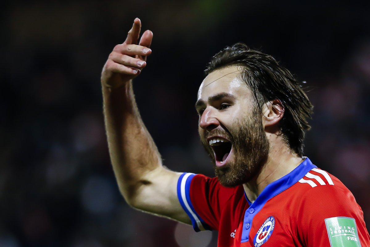 VSportsTM's tweet image. Ben Brereton Díaz nació y vivió en Inglaterra 🏴󠁧󠁢󠁥󠁮󠁧󠁿 casi toda su vida, pero juega para Chile 🇨🇱. La historia de cómo llegó a ser convocado es increíble y está atravesada por el Football Manager. Hoy fue anunciado en Villarreal 🇪🇸. Excusa ideal para recordar cómo pasó. SALE HILO 👇