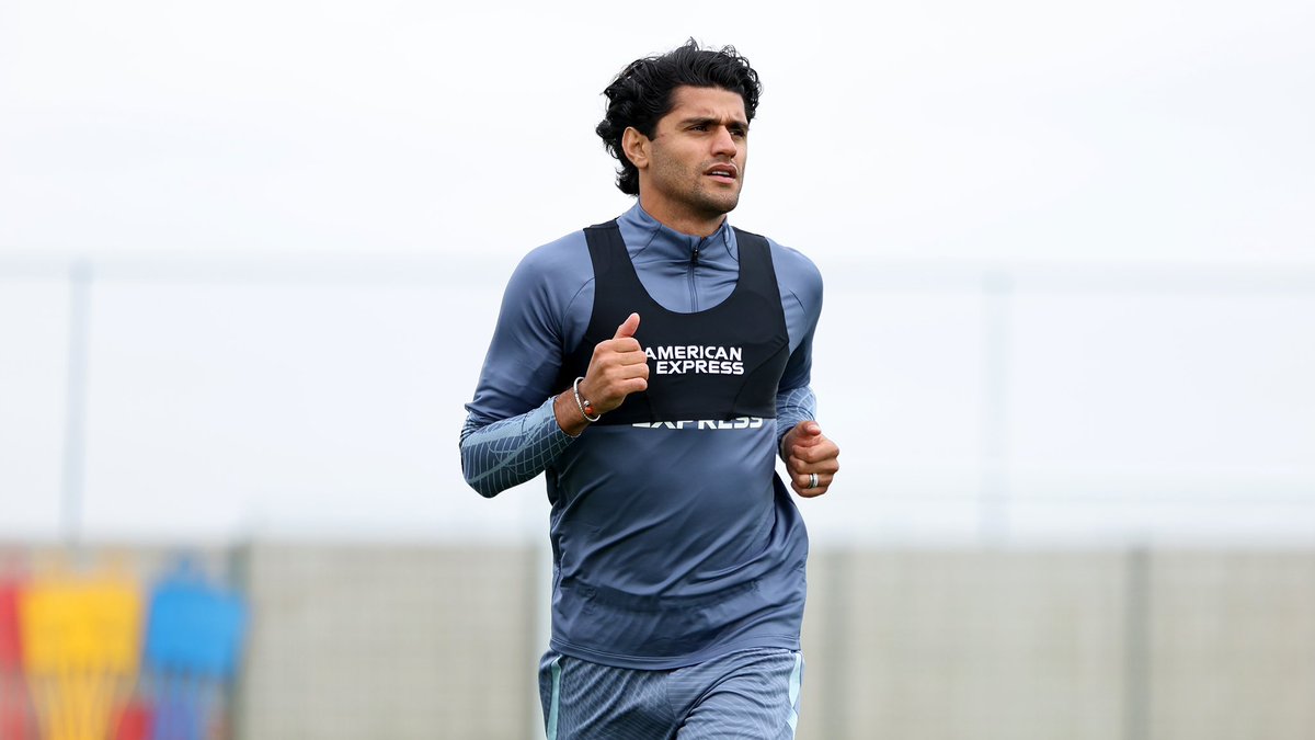 modahoud8's tweet photo. New Chapter, new #MOffice! Happy to be back on the pitch in new colours!😉🙏 @OfficialBHAFC https://t.co/58IZAMGffQ