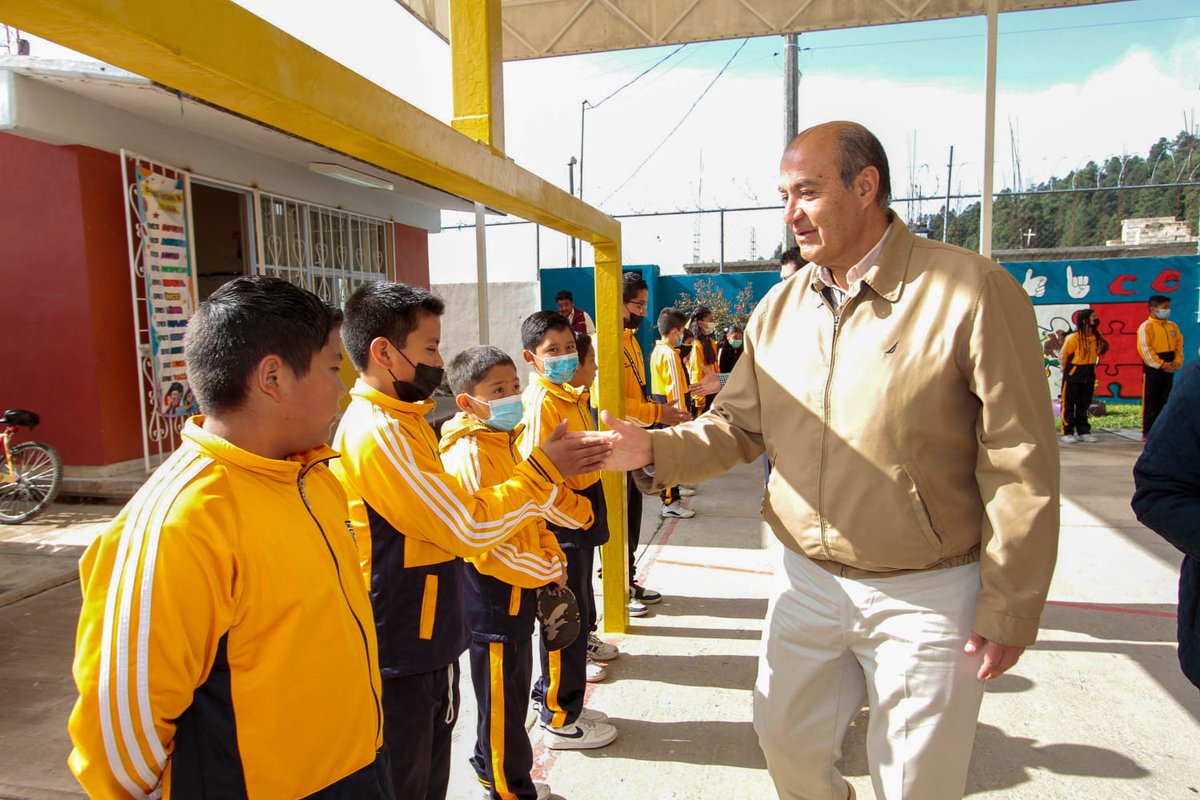 natycastrejonv's tweet photo. Con entusiasmo y en atención a la instrucción del gobernador @juliomenchaca_ de estar cerca de la comunidad educativa de todas las regiones, iniciamos la gira de trabajo de este martes, con la visita a la escuela primaria “Margarita Maza de Juárez” de #MineraldelMonte, donde hacemos la entrega de 35 m2 de loseta y 14 bultos de pegazulejo, que permitirán el mejoramiento de algunas de sus instalaciones.

La educación es un patrimonio común, por lo que aprovecho la oportunidad para reconocer el trabajo que en forma coordinada y muy responsable llevan a cabo maestras, maestros, madres y padres de familia, para que sus hijas e hijos se desarrollen en las mejores condiciones posibles, creando nuevas oportunidades y resultados para la gente.

#PrimeroLaEducación #NatyCastrejón #PrimeroElPueblo #AccionesQueCambianVidas #GobiernoCercanoAlPueblo