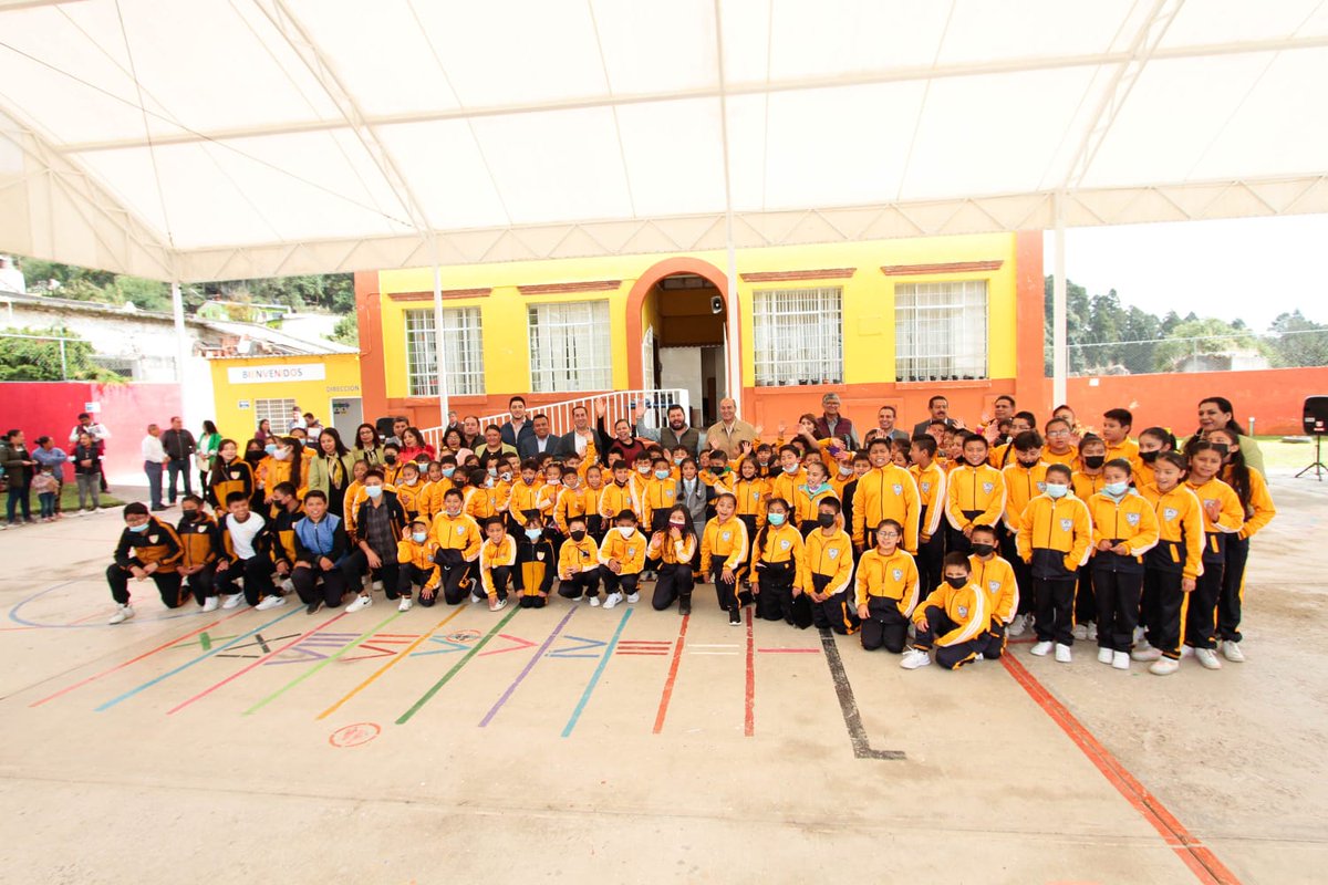 natycastrejonv's tweet photo. Con entusiasmo y en atención a la instrucción del gobernador @juliomenchaca_ de estar cerca de la comunidad educativa de todas las regiones, iniciamos la gira de trabajo de este martes, con la visita a la escuela primaria “Margarita Maza de Juárez” de #MineraldelMonte, donde hacemos la entrega de 35 m2 de loseta y 14 bultos de pegazulejo, que permitirán el mejoramiento de algunas de sus instalaciones.

La educación es un patrimonio común, por lo que aprovecho la oportunidad para reconocer el trabajo que en forma coordinada y muy responsable llevan a cabo maestras, maestros, madres y padres de familia, para que sus hijas e hijos se desarrollen en las mejores condiciones posibles, creando nuevas oportunidades y resultados para la gente.

#PrimeroLaEducación #NatyCastrejón #PrimeroElPueblo #AccionesQueCambianVidas #GobiernoCercanoAlPueblo
