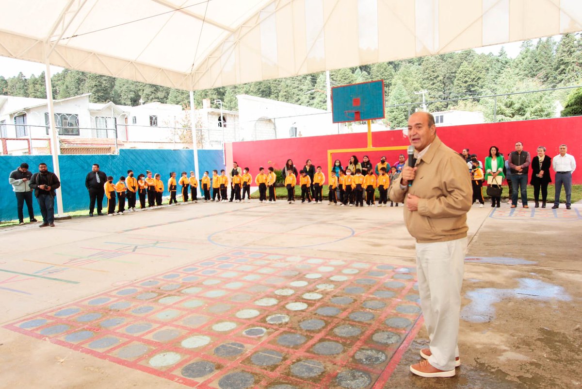 natycastrejonv's tweet photo. Con entusiasmo y en atención a la instrucción del gobernador @juliomenchaca_ de estar cerca de la comunidad educativa de todas las regiones, iniciamos la gira de trabajo de este martes, con la visita a la escuela primaria “Margarita Maza de Juárez” de #MineraldelMonte, donde hacemos la entrega de 35 m2 de loseta y 14 bultos de pegazulejo, que permitirán el mejoramiento de algunas de sus instalaciones.

La educación es un patrimonio común, por lo que aprovecho la oportunidad para reconocer el trabajo que en forma coordinada y muy responsable llevan a cabo maestras, maestros, madres y padres de familia, para que sus hijas e hijos se desarrollen en las mejores condiciones posibles, creando nuevas oportunidades y resultados para la gente.

#PrimeroLaEducación #NatyCastrejón #PrimeroElPueblo #AccionesQueCambianVidas #GobiernoCercanoAlPueblo