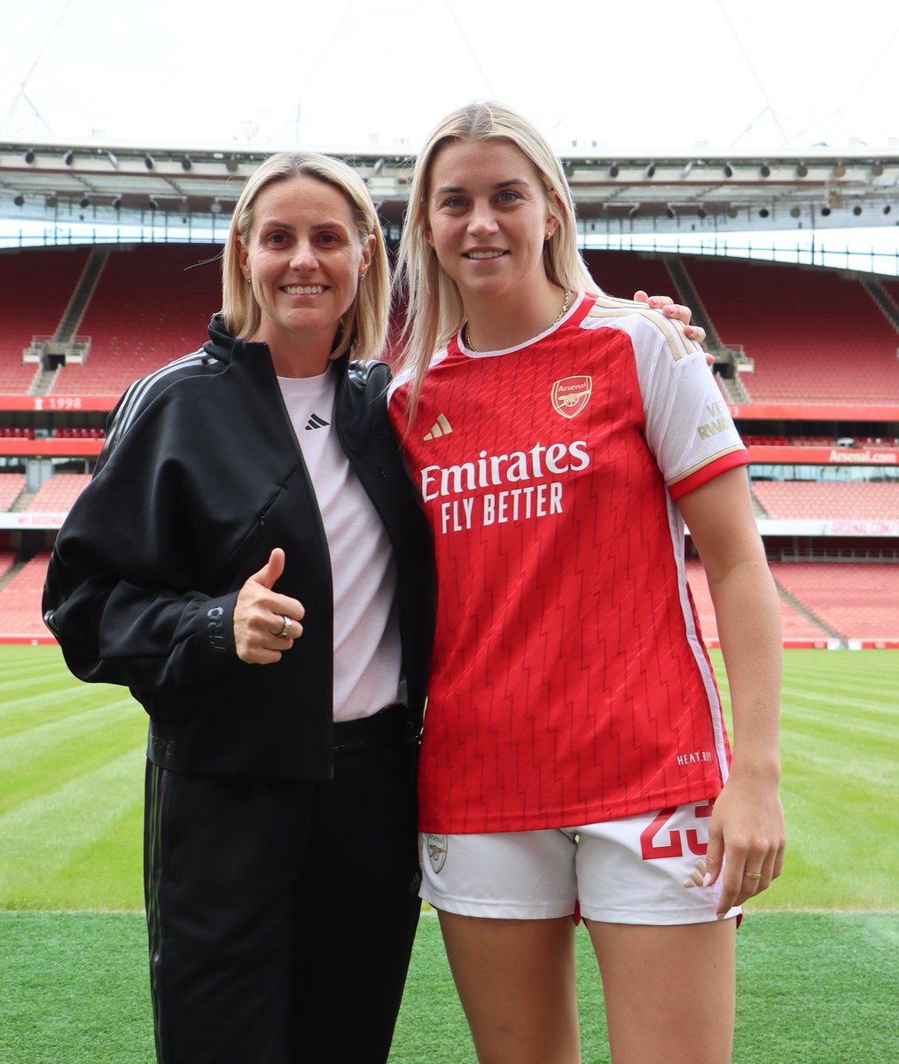 And now she's <a href="/ArsenalWFC/">Arsenal Women</a> too 👍⚽️
#ImpossibleIsNothing