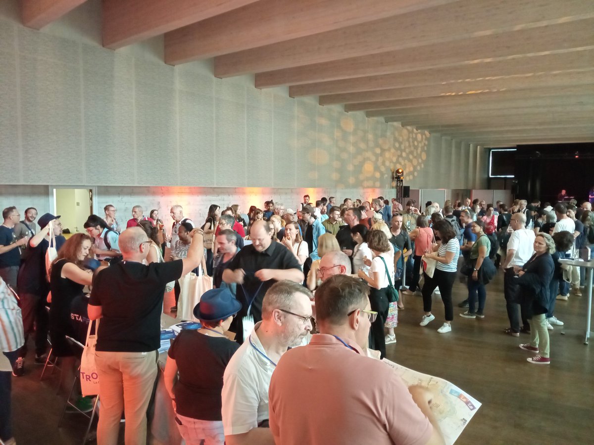 MoodleLab's tweet photo. Un concert de Mylène ? Non la foule à la soirée de pré #mootfr23 https://t.co/IlOkInV8Y4