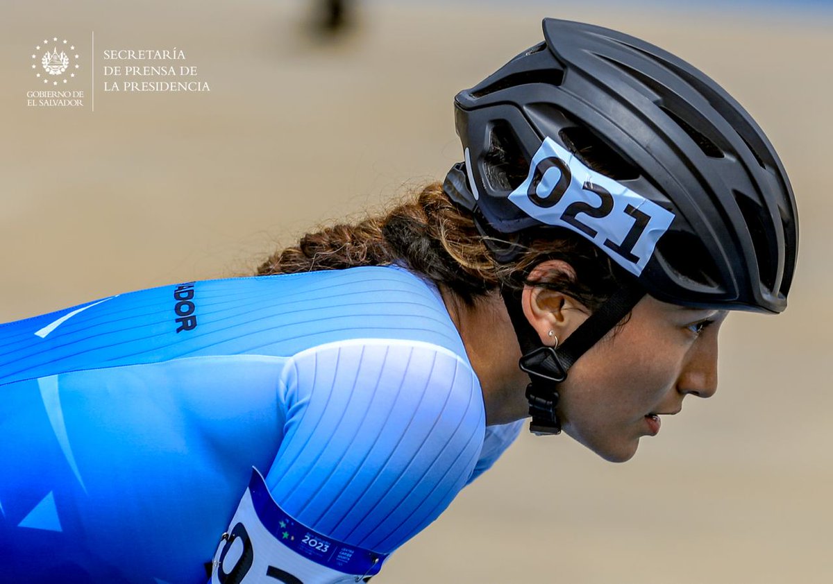 #SanSalvador2023 | La patinadora salvadoreña, <a href="/ivoncheese/">Ivonne Nochez</a>, se preparaba para la final de la prueba de 200 metros meta contra meta femenino. #SecretaríaDePrensa
