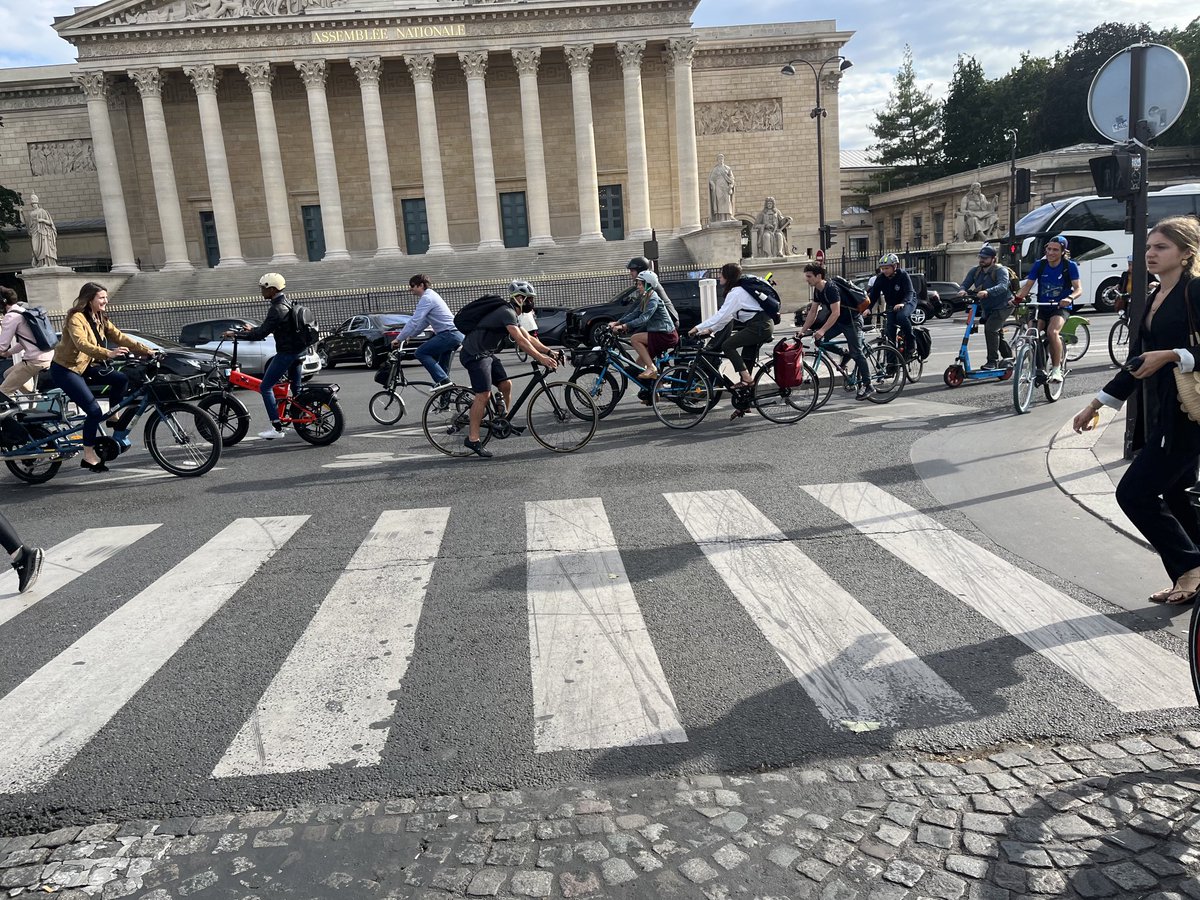 Photo prise devant ⁦⁦⁦<a href="/AssembleeNat/">Assemblée nationale</a>⁩ ! 

Les citoyens attendent des lois pour faire avancer le vélo 🚲 dans toute la France 🇫🇷 chers parlementaires 🙏