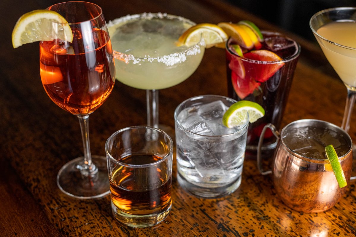 414Thebay's tweet photo. Power Hour, half off drinks from 3-4. https://t.co/g4upMFpHPz