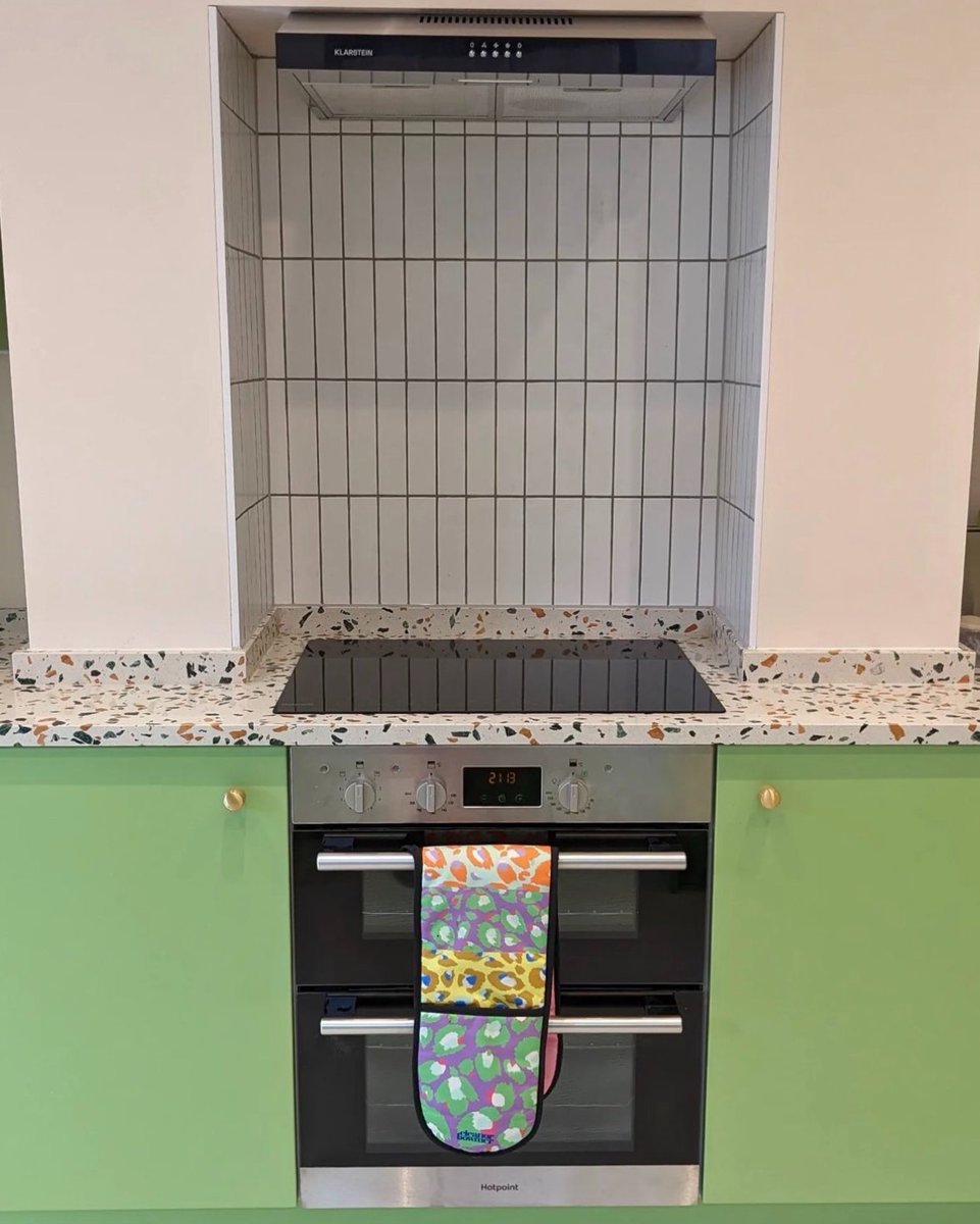 TileMountainUK's tweet image. You can't go wrong with a timeless white tile, especially in a colourful, bold space like this kitchen by IG sharnshouse 💚

🔎 Microline White Matt Tiles 

Order a sample: tilemountain.co.uk/p/microline-wh…

 #diyhomeprojects#kitchenreno #kitcheninspo #kitchentiles