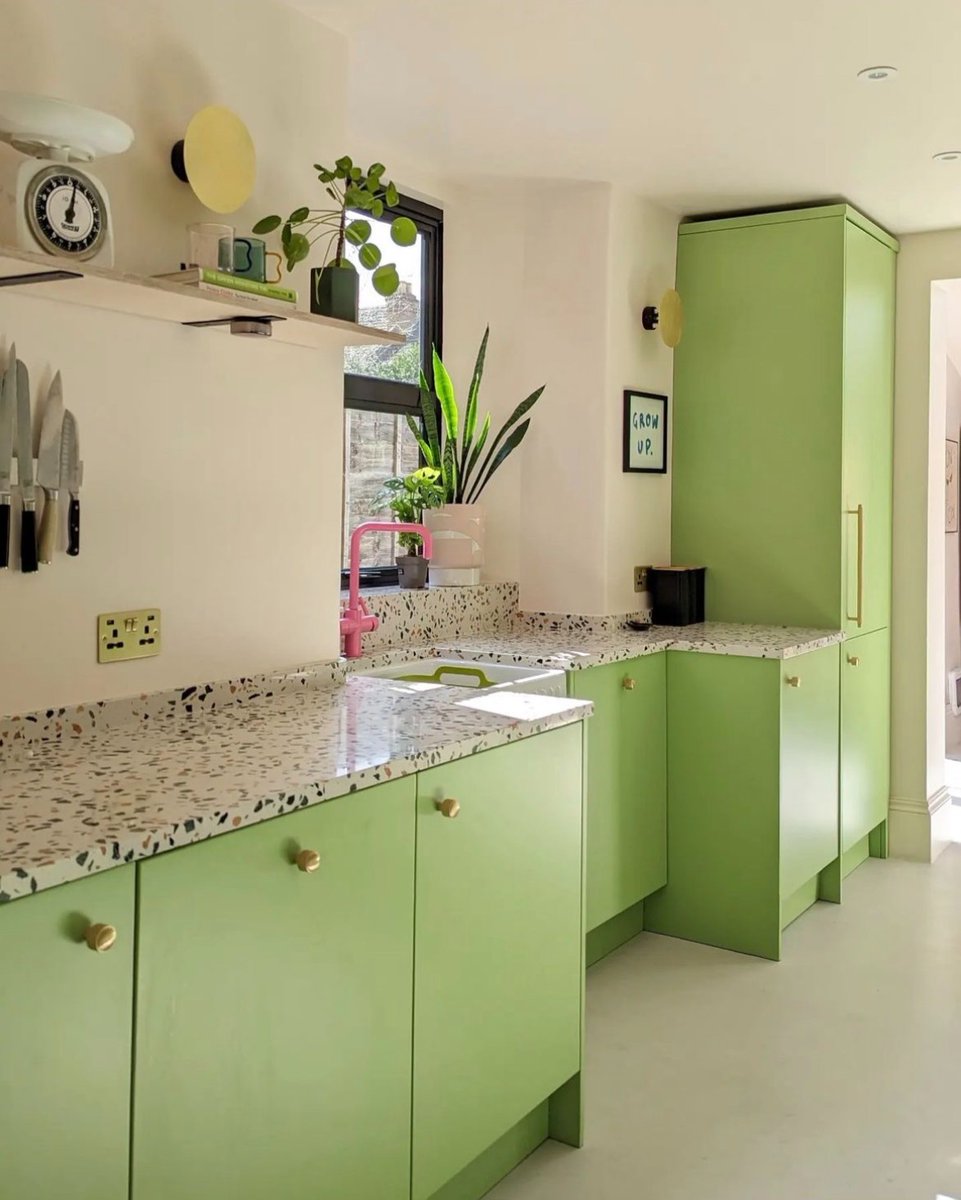 TileMountainUK's tweet image. You can't go wrong with a timeless white tile, especially in a colourful, bold space like this kitchen by IG sharnshouse 💚

🔎 Microline White Matt Tiles 

Order a sample: tilemountain.co.uk/p/microline-wh…

 #diyhomeprojects#kitchenreno #kitcheninspo #kitchentiles