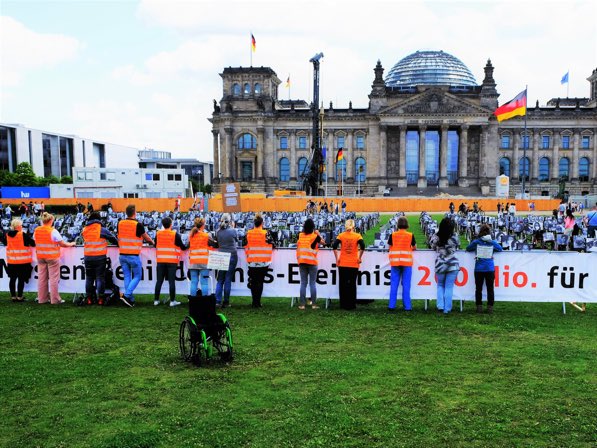 TweetingTimo's tweet image. Vielen Dank an das Team von @NichtGenesen für Organisationen der Visualisierung um auf #LongCovid, #MECFS und #PostVac aufmerksam zu machen. 

Wir werden leider weiter kämpfen müssen damit wir endlich die Hilfe erhalten die wir verdienen!