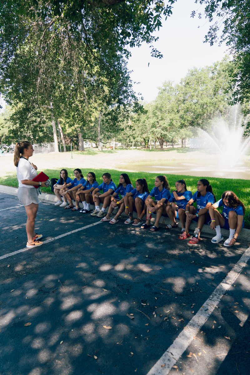 TYMpsicologia's tweet photo. Pues ya tenemos a nuestra capitana @MariaBlancoTYM en Orlando (EEUU), en el Playball Elite Program.

La formación en psicología deportiva tampoco faltará en esta segunda edición de un proyecto liderado por entrenadores de primer nivel del que han salido grandes campeonas. 💪⚽️💙 https://t.co/jEN211x5Lw