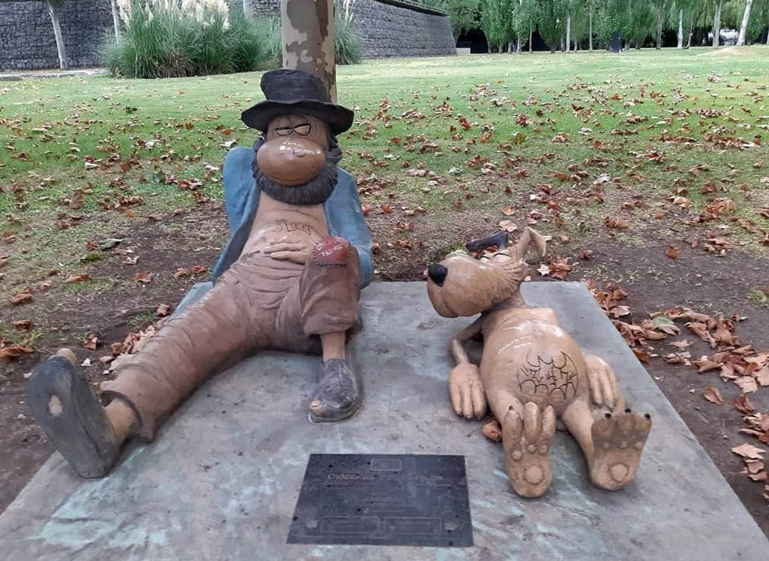 el Paseo de la Historieta de Buenos Aires cuenta con los personajes Diógenes y el linyera 