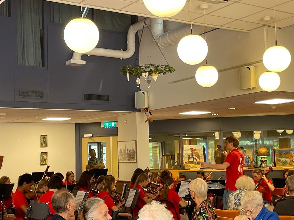 Na het warme optreden vorige week tijdens Vuurvogel Festival Klassiek nu weer een concert lekker knus binnen voor de bewoners van De Kievitsbloem. Samen met Kinderkoor Konstantijn, en Vincents kersverse baby Willem was er ook bij! #beschuitmetmuisjes #oudenjongsamen