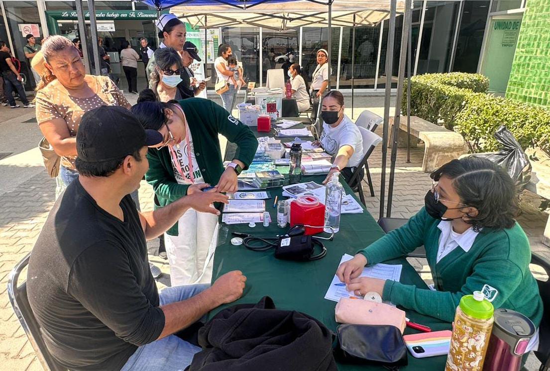 IMSS_BC's tweet photo. El #IMSSBC a través de la #UMAA No.36 llevó a cabo una jornada #PREVENIMSS con la participación del Club de Leones de #PlayasdeTijuana y Cuerpo de Bomberos, para prevenir y detectar enfermedades crónico degenerativas como diabetes, hipertensión, obesidad, entre otras. https://t.co/7N0hlMtl3c