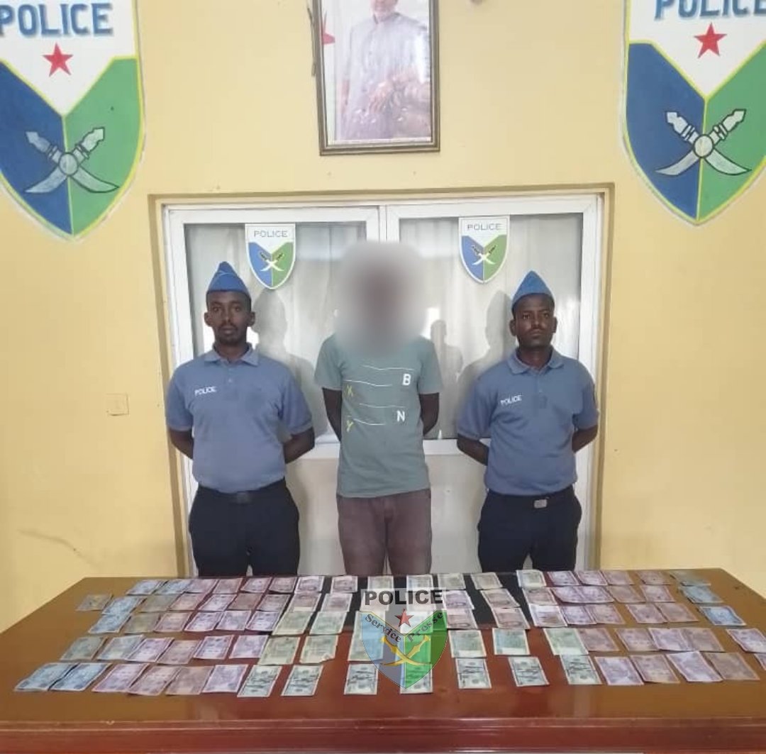 P_N_Djibouti's tweet photo. Un bon samaritain pas très futé !

Le dimanche 25 juin 2023 à 15h, les éléments du poste de police de Pk 12 mettent à la disposition du commissariat de Hodan, un individu qui aurait volé une somme numéraire de 450.000fdj.
#Djibouti #PoliceNationale #Police https://t.co/68ViPpbVGa
