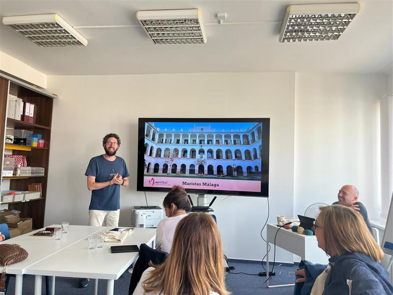 En Praga (República Checa 🇨🇿). Está <a href="/JVivesB/">Javi Vives</a> en la formación The 4Cs: Creativity, Critical thinking, Communication and Collaboration in Schools.

<a href="/sepiegob/">SEPIE</a> <a href="/EUErasmusPlus/">Erasmus+</a>