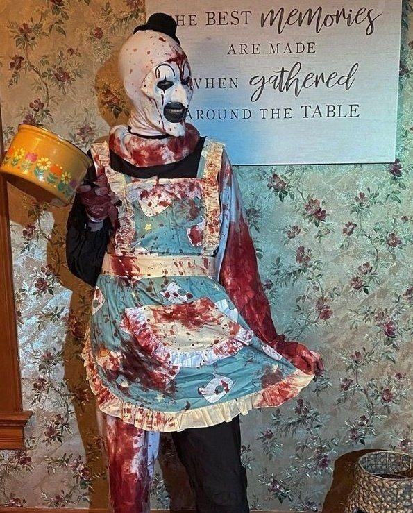 deathndhorror's tweet photo. One ticket for Barbie please https://t.co/8cCj6iyYXP