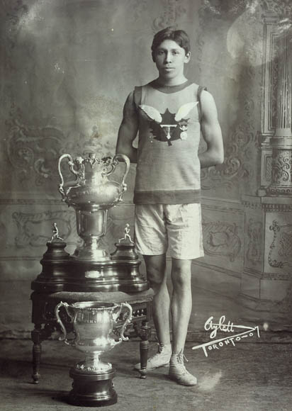 Army_Comd_Armee's tweet image. Thomas Charles Longboat est né #ECJ en 1886. Il a représenté le Canada aux Jeux olympiques de 1908 et a servi à titre d’estafette au cours de la #PGM.

#LeCanadaseSouvient de cet ancien combattant #autochtone exceptionnel.