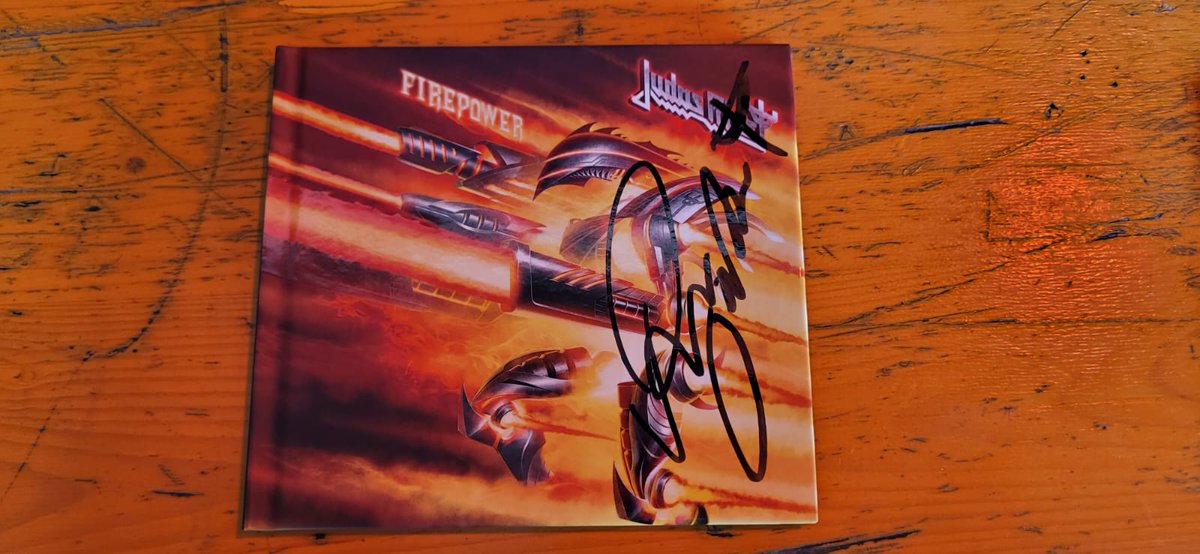 Sesión de firmas con los <a href="/elegantweapons_/">Elegant Weapons Band</a>
#ElegantWeapons #ChristopherWilliams #RichieFaulkner #RonnieRomero #DaveRimmer 
El gran Richie también tuvo a bien firmarme el Firepower de #JudasPriest y Ronnie hizo la coña de que iba a firmarlo también 😂, un crack <a href="/TheRonnieRomero/">Ronnie Romero Official</a> 👏