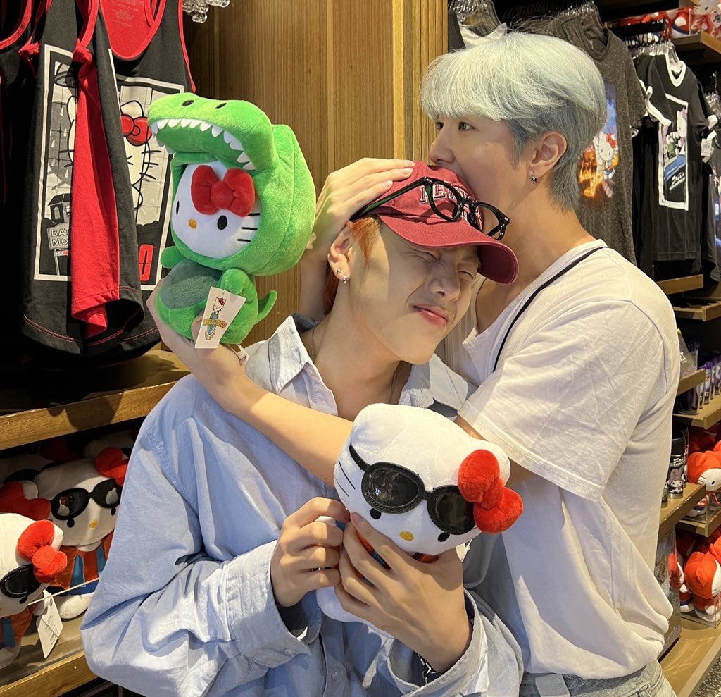 sundaehyeon's tweet photo. we have junseo to thank for this legendary dongdae pic https://t.co/FKSYFBmoLl