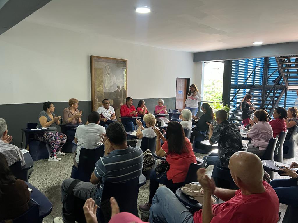 Galindez_vzla's tweet photo. En #Baruta nos reunimos con el liderazgo de los vecinos y vecinas de la parroquia #ElCafetal // Juntos Impulsamos la Agenda Comunitaria 2023. 

 #PuebloConscienteYMovilizado

@NicolasMaduro https://t.co/55imxnNXry