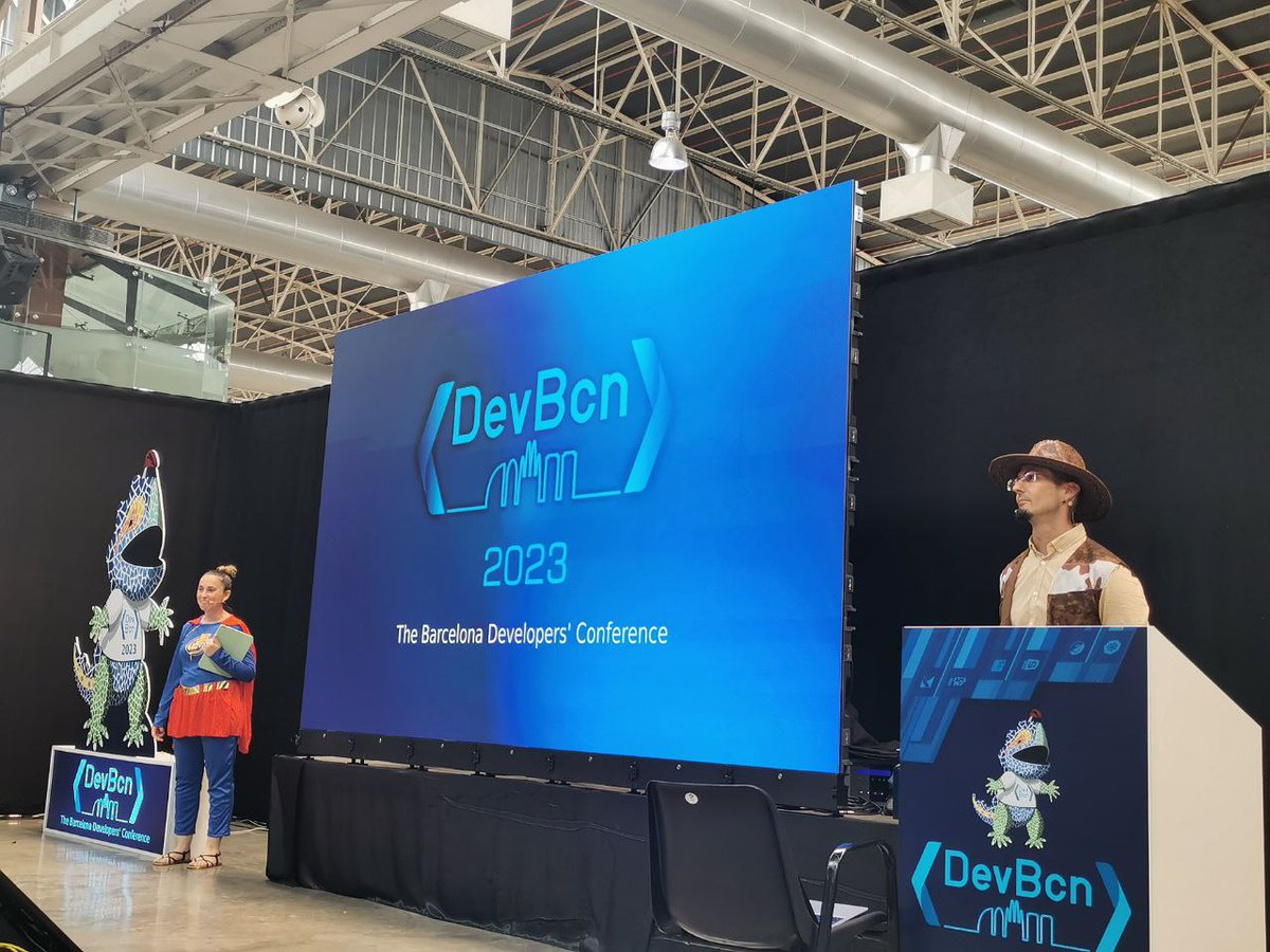 leanfulness_es's tweet image. Hoy en la #devBcn23 @Marietait3 y @carlosble se gozaron la caracterización como Súper Senior Developer y Cowboy Developer. No te pierdas estas imágenes, que no mentimos, lo de la caracterización es REAL 😁🤠🦹‍♀️

#development #coolpeople #sustainablecode