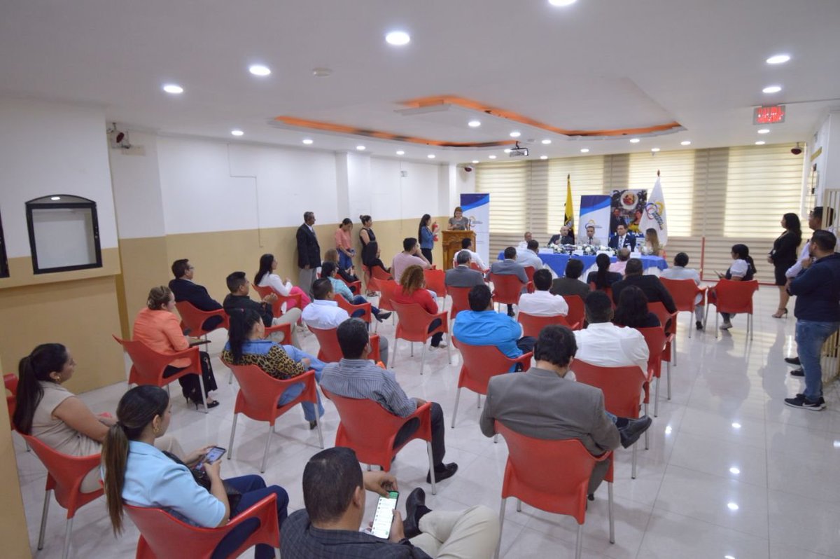 #AgendaTerritorialCJ #LosRíos
Junto a <a href="/Khayat_John/">John Khayat Jairala</a>, director de <a href="/CJLosRios/">CJLosRios</a>, el presidente del <a href="/CjudicaturaEc/">Consejo de la Judicatura</a>, <a href="/teran_wilman/">Soy la voz de Wilman Terán</a>, participa del Conversatorio con la Aso. de Abogados 7 de Octubre de #Quevedo. En la cita se abordan temas relacionados con la carga procesal y la agilidad