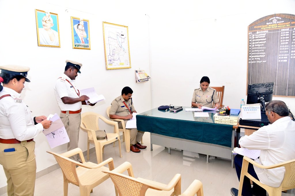 SPmysuru's tweet photo. #spmysuru ಸೀಮಾ ಲಾಟ್ಕರ್ ಐಪಿಎಸ್ ರವರಿಂದು #Ngud Traffic PS ನ ಪರಿವೀಕ್ಷಣೆ ನಡೆಸಿದರು. ಸಂಚಾರಿ ನಿಯಮಗಳನ್ನು ಪರಿಣಾಮಕಾರಿಯಾಗಿ ಜಾರಿಗೆ ತಂದು, ಪಟ್ಟಣ ವ್ಯಾಪ್ತಿಯಲ್ಲಿ ಸಾರ್ವಜನಿಕರು ಸುಗಮ &amp; ಸುರಕ್ಷಿತ ಸಂಚಾರ ಮಾಡಲು ಅವಕಾಶ ಮಾಡಿಕೊಡಲು ಸಿಬ್ಬಂದಿ ಬಲವನ್ನು ಸರಿಯಾಗಿ ನಿಯೋಜಿಸಿಕೊಳ್ಳಲು ಸೂಚಿಸಿದರು. @DgpKarnataka @Rangepol_SR https://t.co/4tTw9hEbZe