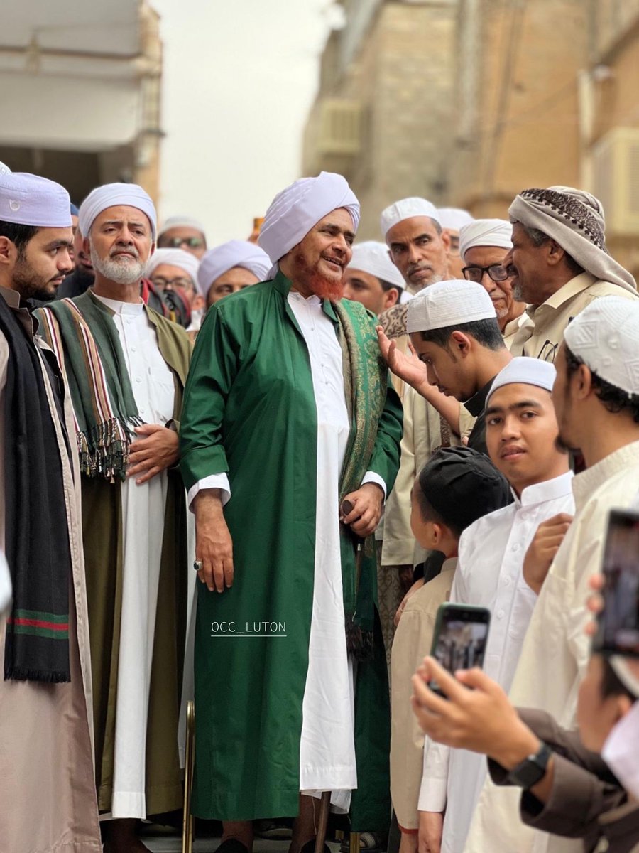 Habib Umar bin ‘Hafiz in Tarim, Yemen 

#habaib #tarim #yemen #dowra #gatherings #blessings #zanbal #awliya #saint #spirituality #piety #righteous