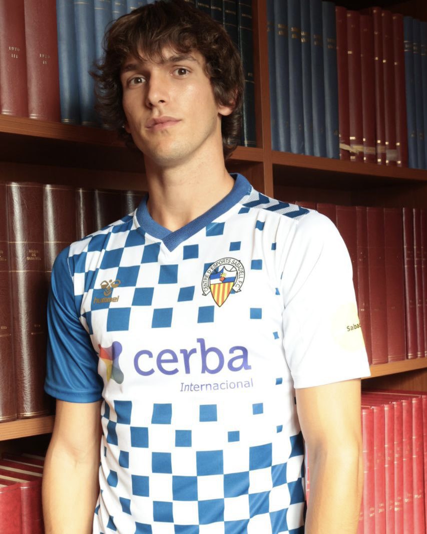 CESabadell's tweet photo. 💙 𝐋𝐚 𝐧𝐨𝐯𝐚 𝐀𝐫𝐥𝐞𝐪𝐮𝐢𝐧𝐚𝐝𝐚 𝐩𝐞𝐫 𝐚 𝐥𝐚 𝐭𝐞𝐦𝐩𝐨𝐫𝐚𝐝𝐚 𝟐𝟑/𝟐𝟒 🤍

🫶🏻 120 quadres Arlequinats homenatge als 120 anys del @CESabadell

🏟️ La NCA a darrera, Temple de tots els Arlequinats

🎨 Adaptació del disseny de Javi Maiquez, soci 1411

#EscollimElSabadell https://t.co/O6wFZKzzYU