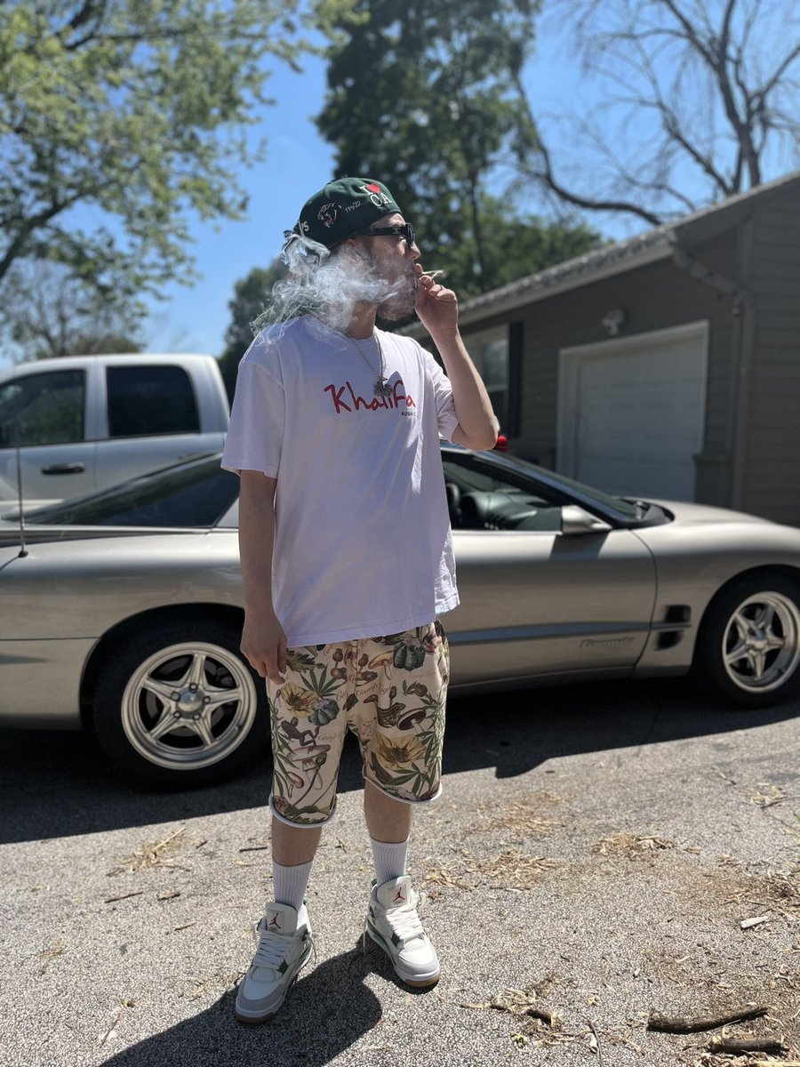 DBaBy_TGOD's tweet photo. I be extra Fly when Iโm dressinโ I think Iโm tha Pope๐ฝ #TaylorGang #EWDIL https://t.co/U6lwjU0TSq