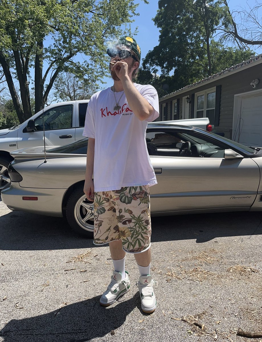 DBaBy_TGOD's tweet photo. I be extra Fly when Iโm dressinโ I think Iโm tha Pope๐ฝ #TaylorGang #EWDIL https://t.co/U6lwjU0TSq