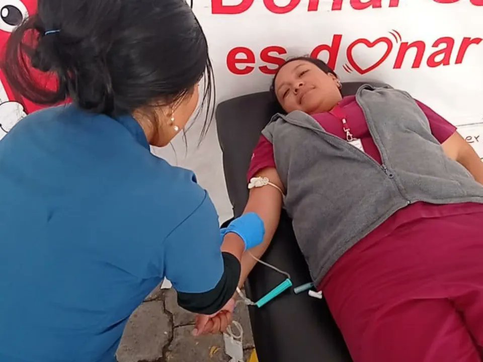 CruzPichincha's tweet photo. ¡Donar sangre es donar vida ❤! Agradecemos a todos los colaboradores de #Confiteca por unirse a nuestra colecta que ayudará a salvar la vida de muchas personas 😉👍🏻. #CruzRojaPichincha 💪🏻⛑ https://t.co/6eYAhnQFQ2